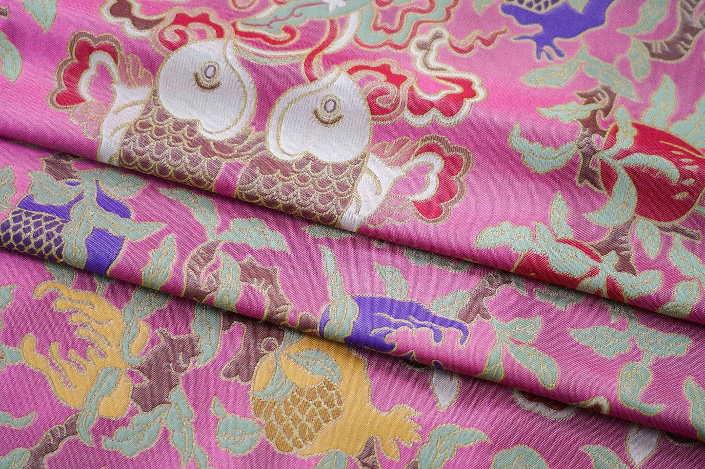 Tissu brocart rose chinois : motif double poisson Poissons, 150 cm de large