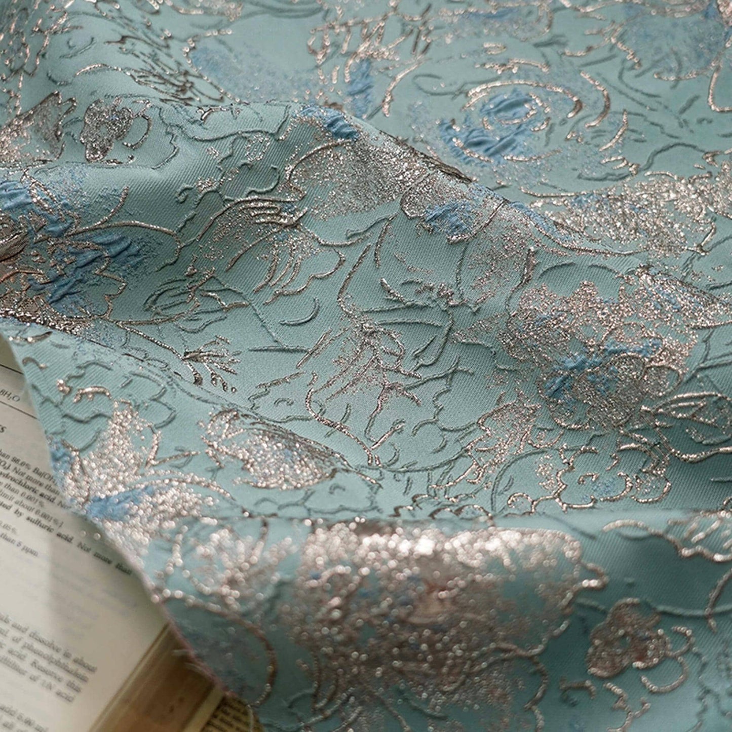 Tissu jacquard floral à fil doré : revêtement d’ameublement coloré en 3D, 137 cm de large