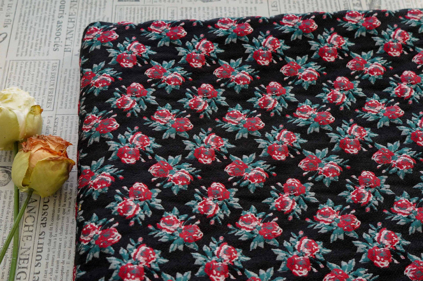 Tissu jacquard à motif floral : design rétro 3D, largeur 142 cm (56 po) - Vendu au mètre