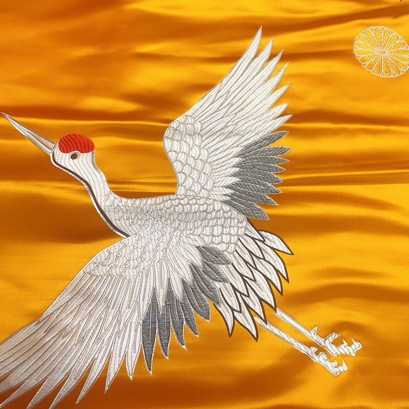 Tissu satiné damassé à motif de grues rouges : Ameublement et couture chinois (29,5 po de largeur)