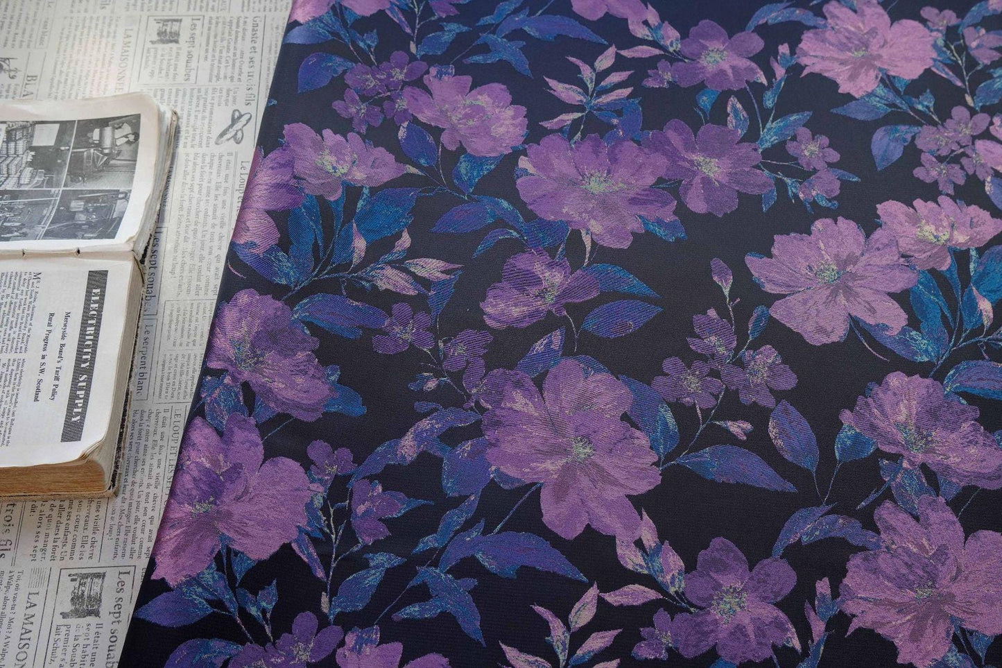 Tissu noir style vintage à motif floral violet tissé, largeur 57 pouces