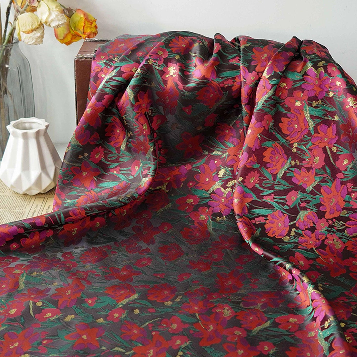 Tissu jacquard à motif floral avec fil doré : texture 3D, largeur 165 cm