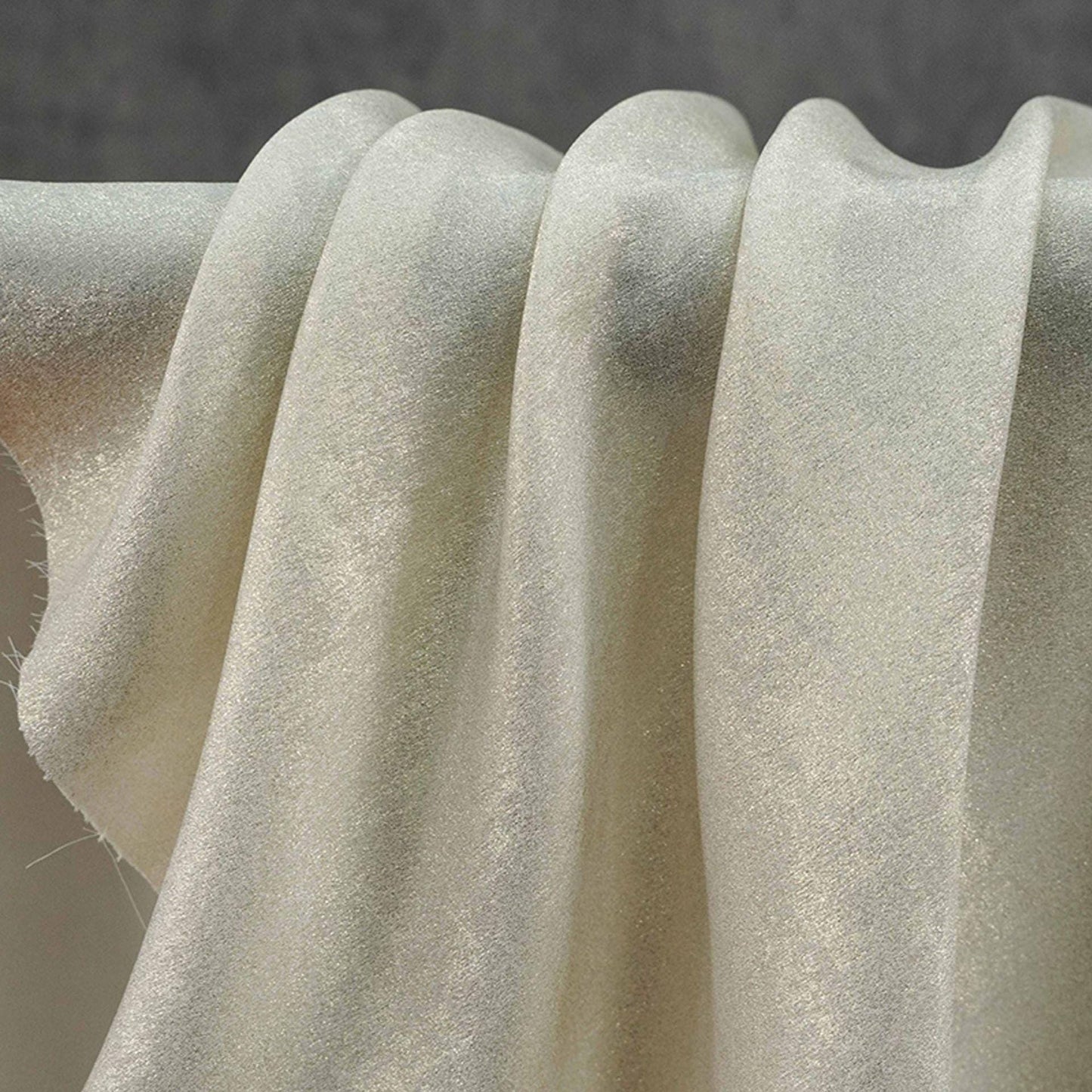 Tissu mousseline jacquard or métallisé ��" Matière fluide et ample