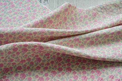 Tissu d'ameublement et de confection de robes jacquard à petits motifs floraux roses en relief, style champêtre, largeur 61 pouces