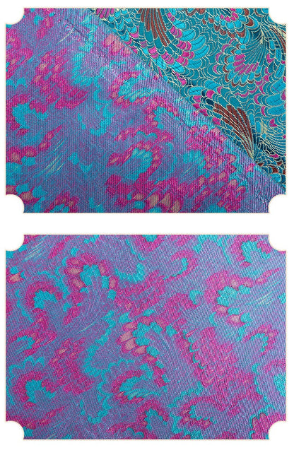 Tissu brocart à motif de plumes de paon : mélange de soie chinoise et de rayonne à fleurs magenta