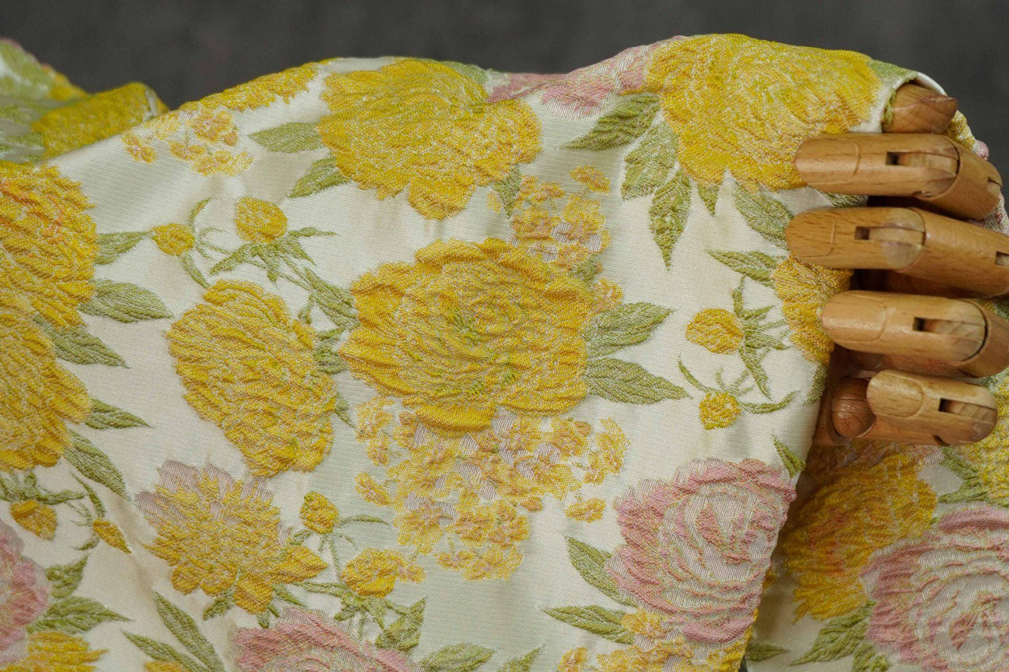 Tissu jacquard à roses en relief « Revêtement floral style campagne française » Large