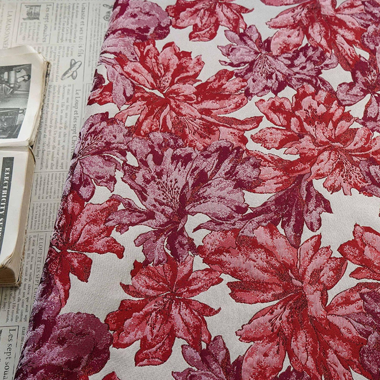 Tissu brocart jacquard azalée vintage avec fils dorés - 150 cm de large