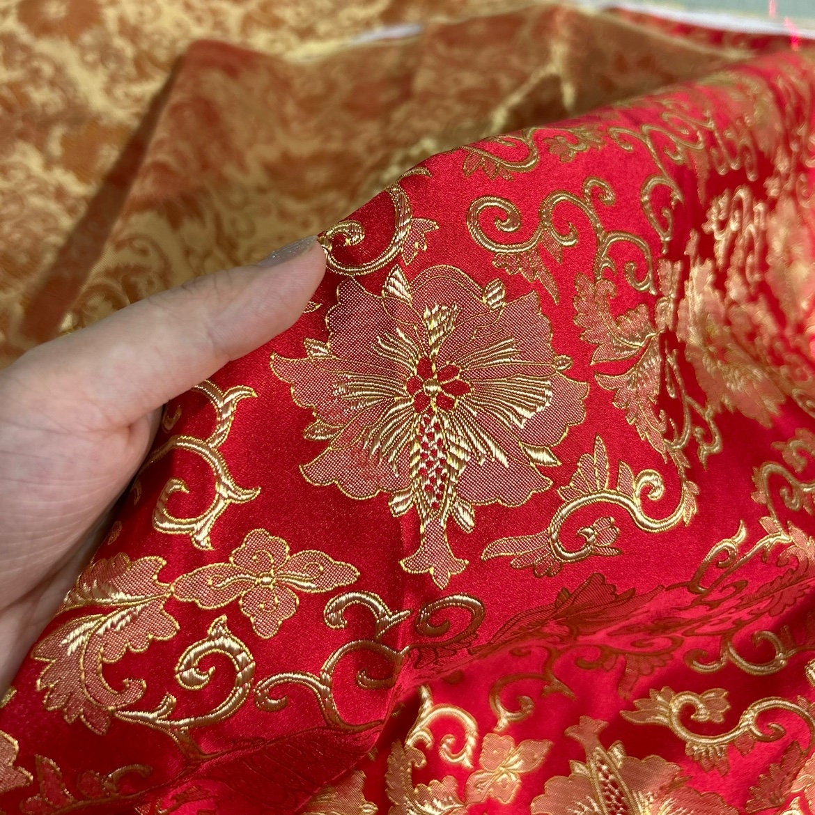 Tissu brocart jacquard à motifs floraux japonais : rayonne rouge et or, 75 cm de large