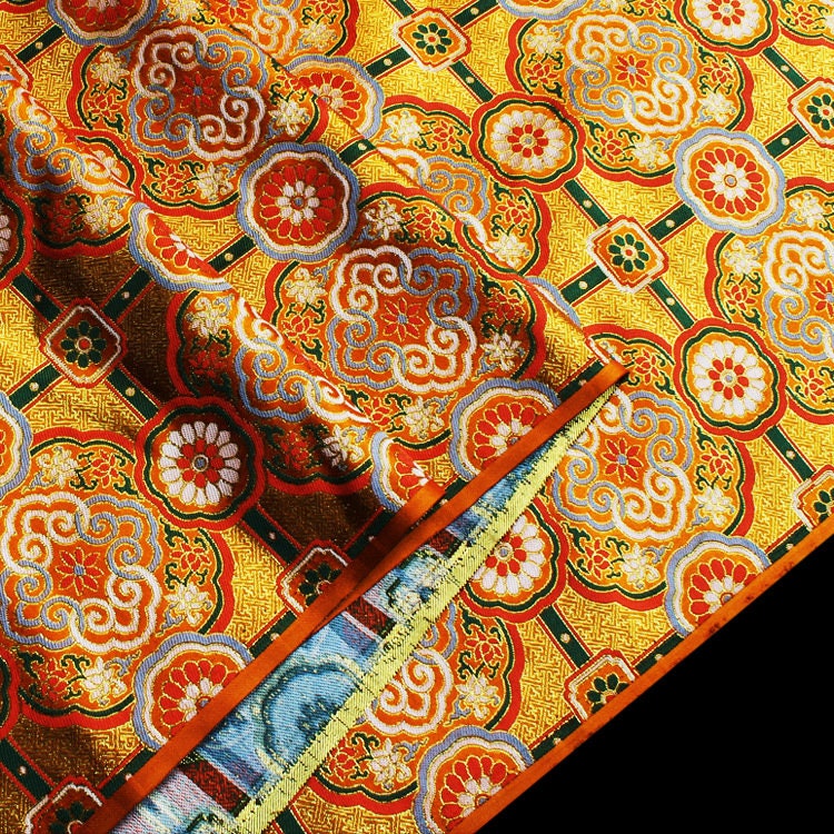 Brocart tibétain : broderie lotus, 147 cm de large, satin de rayonne