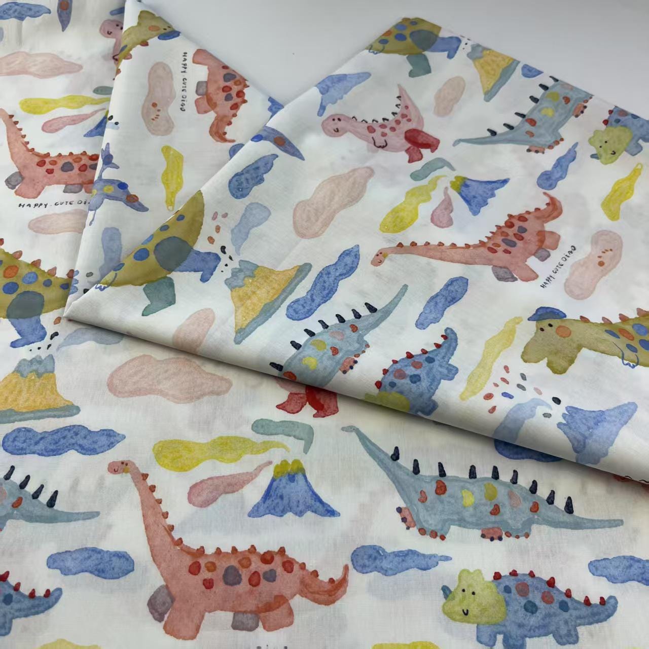 Tissu en coton à motifs de dinosaures : style années 1940, idéal pour la couture et le patchwork.