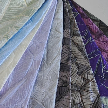 Tissu jacquard à motif de feuilles en relief 3D : matériau d'ameublement marron antique et argent