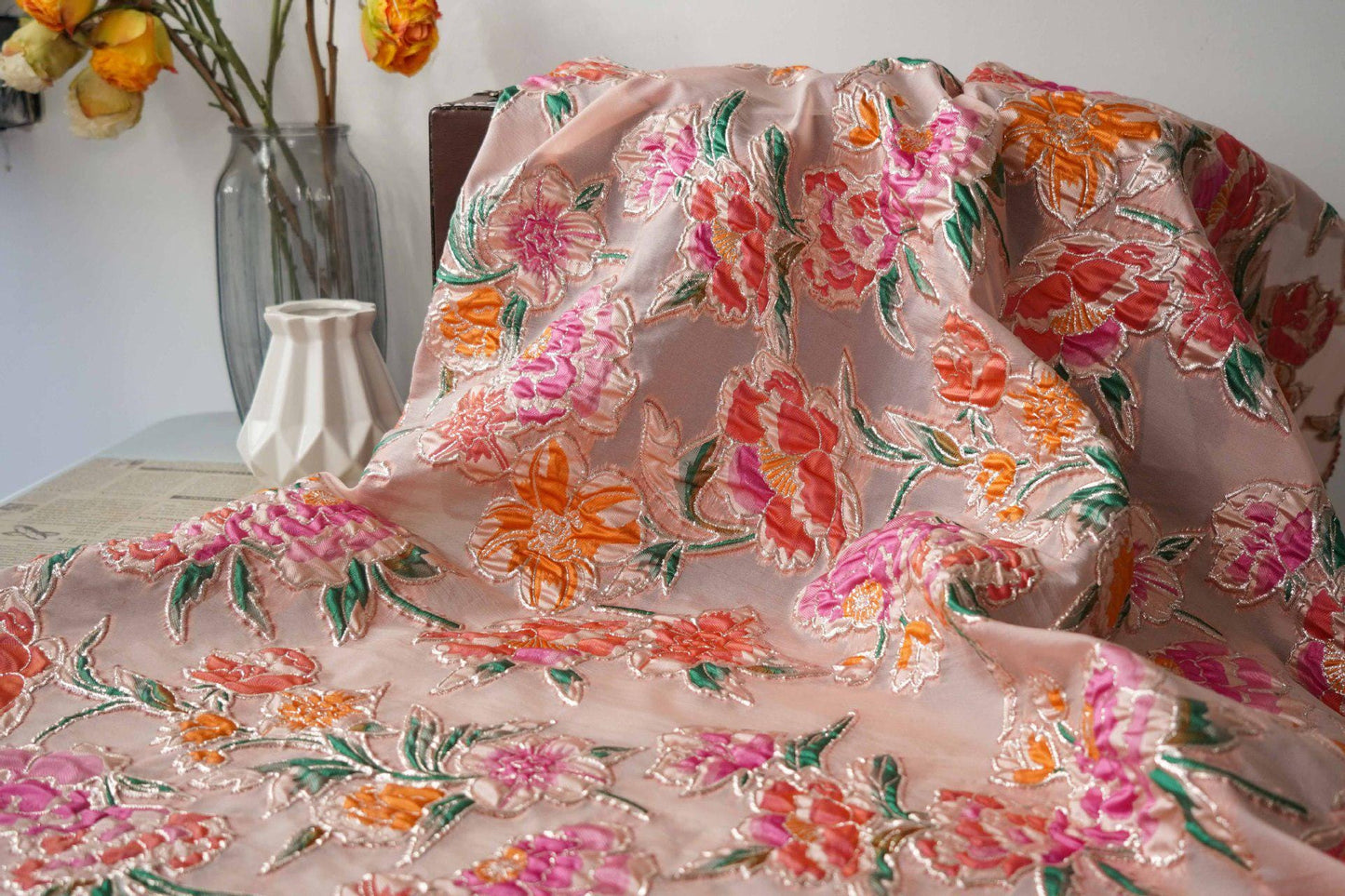 Tissu jacquard à motifs floraux : Matière pour robe de soirée à effet métallisé 3D coloré