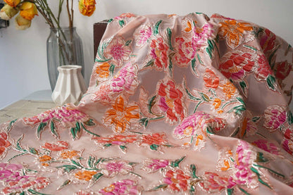 Tissu jacquard à motifs floraux : Matière pour robe de soirée à effet métallisé 3D coloré