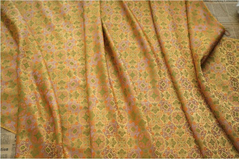 Tissu brocart de soie : style mongol-tibétain, 140 cm de large