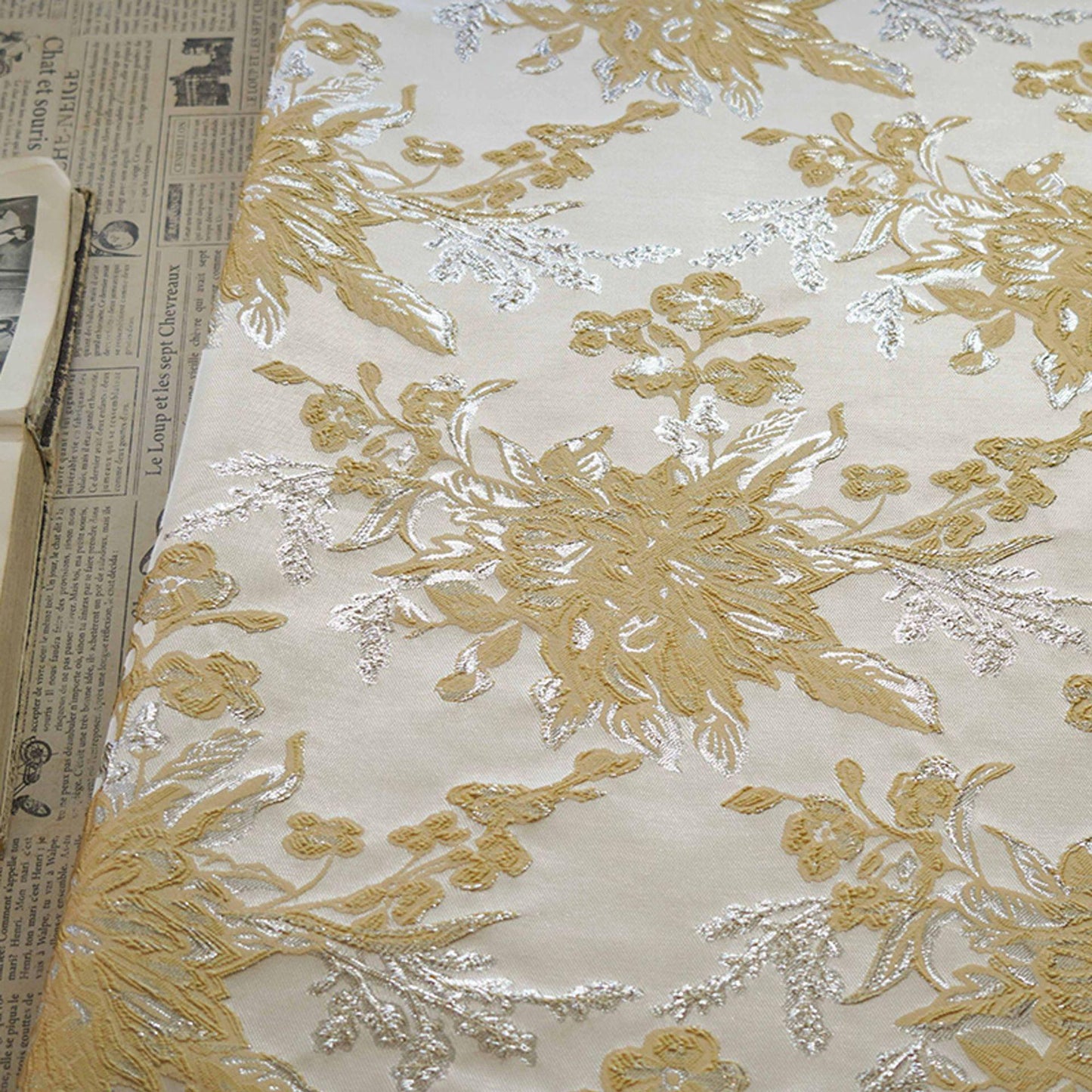 Tissu jacquard à motif floral : texture 3D à fil argenté, largeur 135 cm