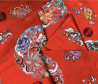 Tissu brocart chinois Lotus Rouge : mélange soie-rayonne, 150 cm de large