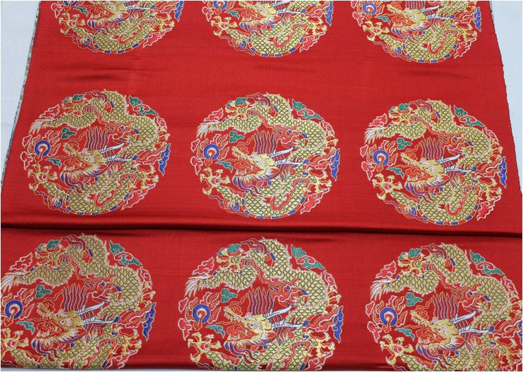 Tissu brocart à motif de dragon chinois rouge : mélange de soie et de rayonne multicolore