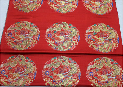 Tissu brocart à motif de dragon chinois rouge : mélange de soie et de rayonne multicolore