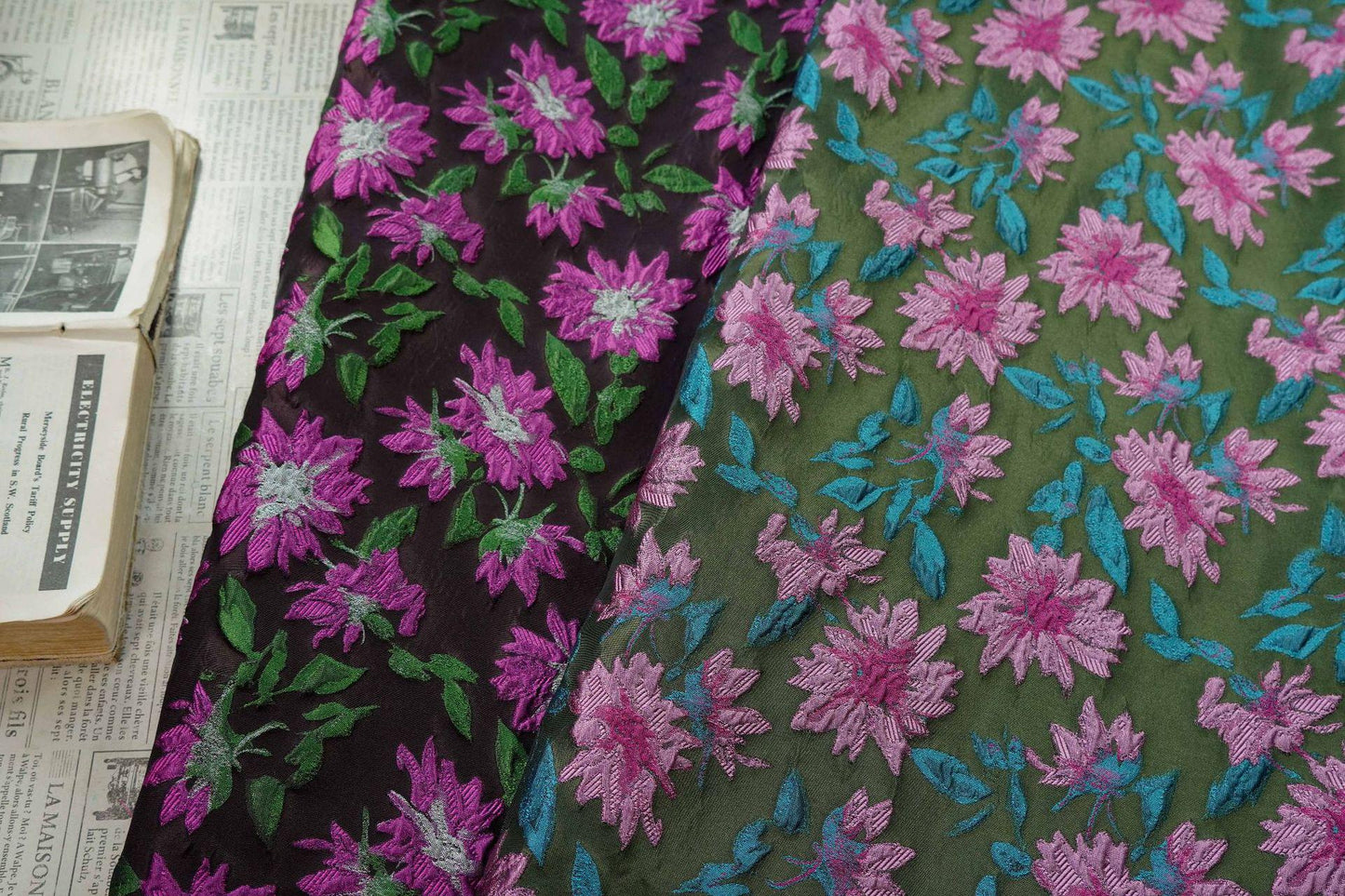 Tissu jacquard style campagne ��� Marguerites abstraites en relief ��� Ameublement, matelassage et grande largeur