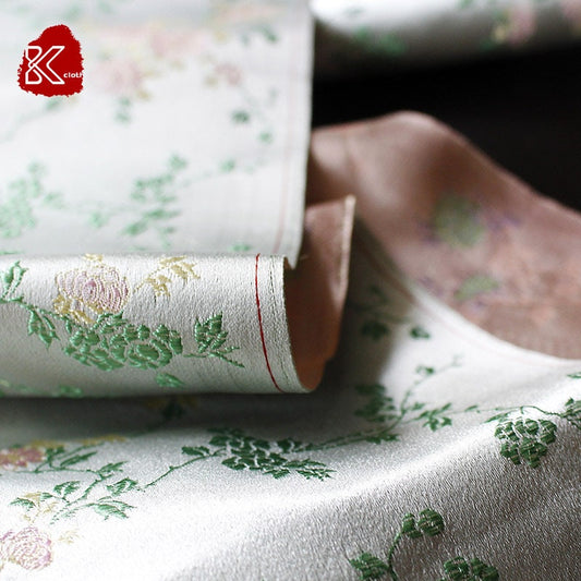 Tissu brocart chrysanthème vintage : mélange de satin et de soie de 75 cm de large