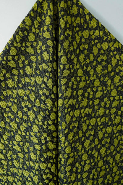 Tissu noir vintage gaufré à petits motifs floraux verts jacquard - Matériel de patchwork et de couture - Large