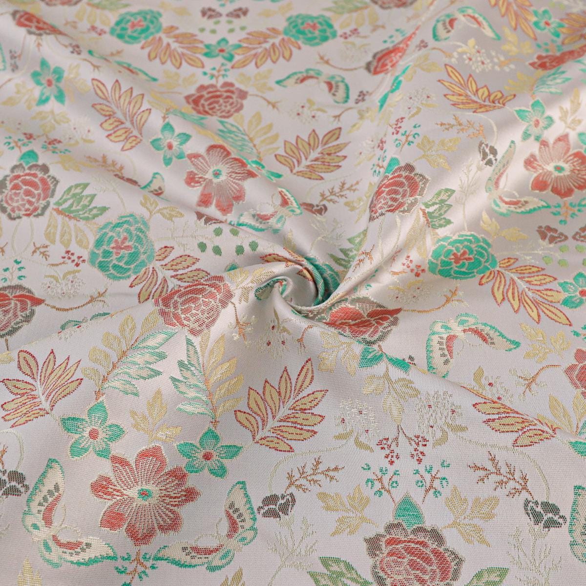 Tissu brocart jacquard à motifs floraux : pour la confection de kimonos japonais, largeur 142 cm (56 pouces).