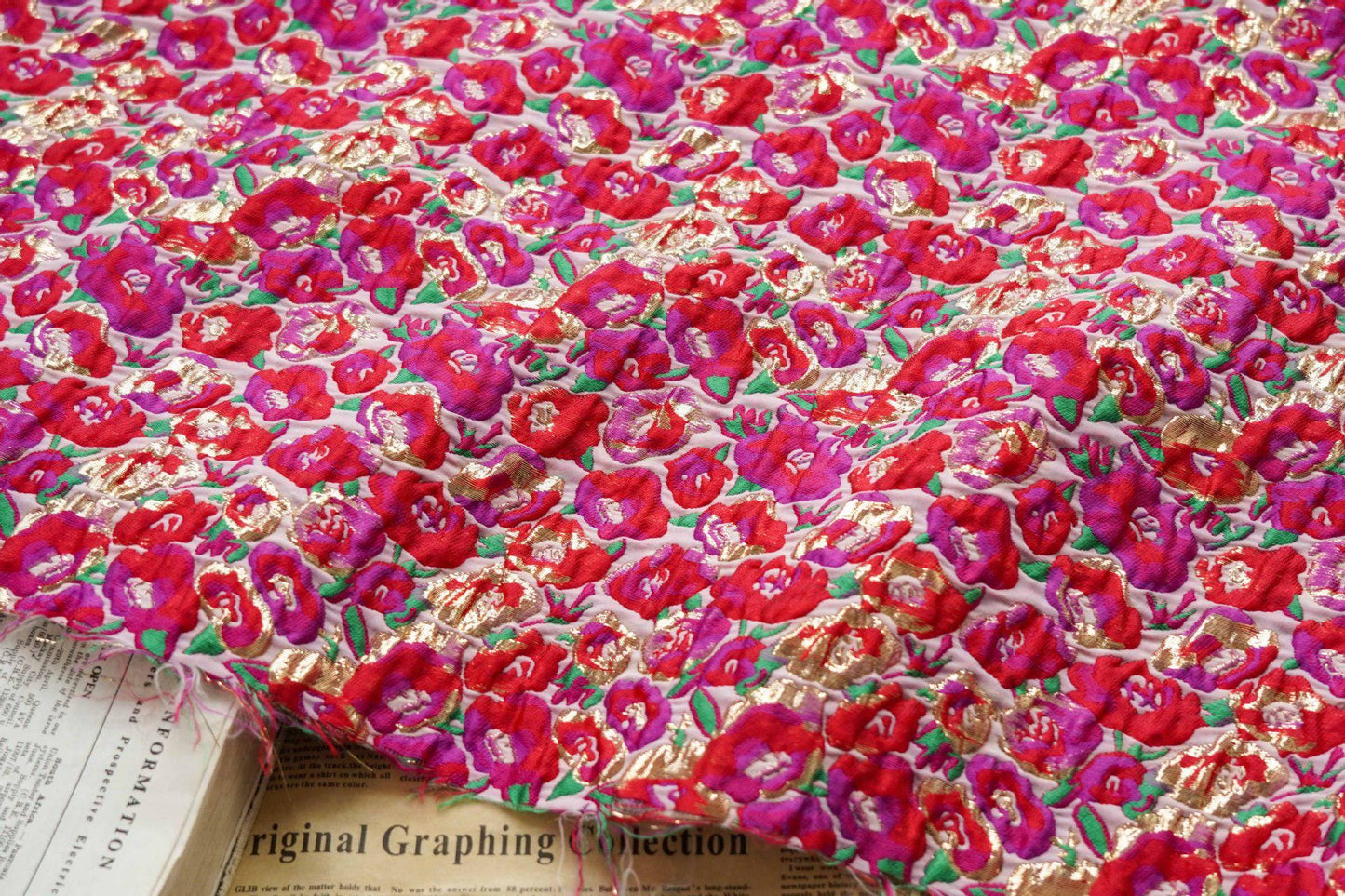 Tissu jacquard floral à fil doré : rouge et rose, 3D, pour ameublement, costumes et décoration - 137 cm de large