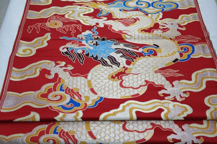 Tissu Dragon Volant Rouge Chinois : Brocart de Satin de Soie, 74 cm de large