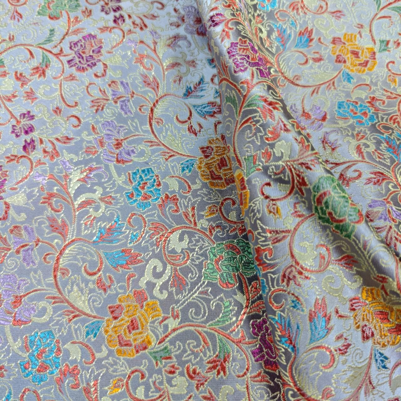 Tissu brocart jacquard à motifs floraux : mélange de soie et de rayonne, style Tang chinois