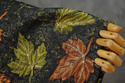 Tissu jacquard brocart vintage : motif feuille d’érable en relief et fils dorés, 152 cm de large