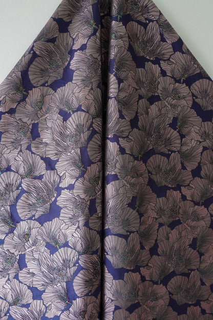 Tissu brocart doré à motif floral vintage : textile de style baroque