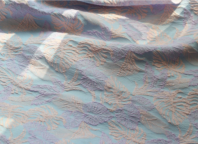 Tissu jacquard à motif de feuilles d'or : texture 3D pour ameublement, robe de bal - 140 cm de large