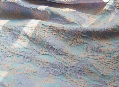 Tissu jacquard à motif de feuilles d'or : texture 3D pour ameublement, robe de bal - 140 cm de large