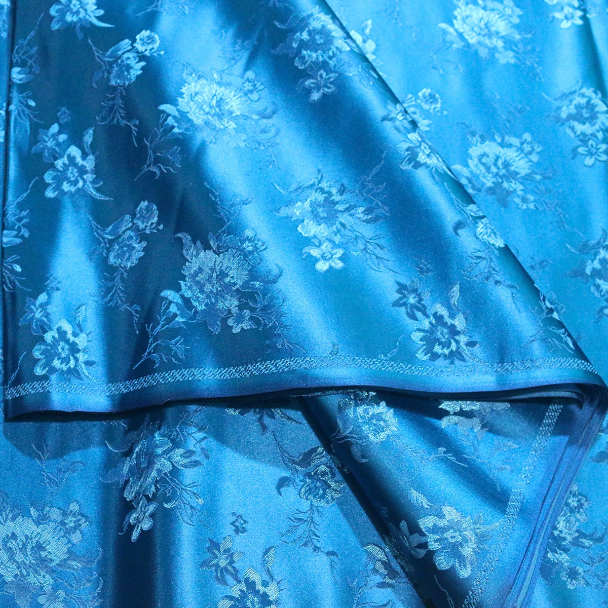 Floral Jacquard Brocade Fabric: Elegant Upholstery & Costume Sewing (29.5"W)