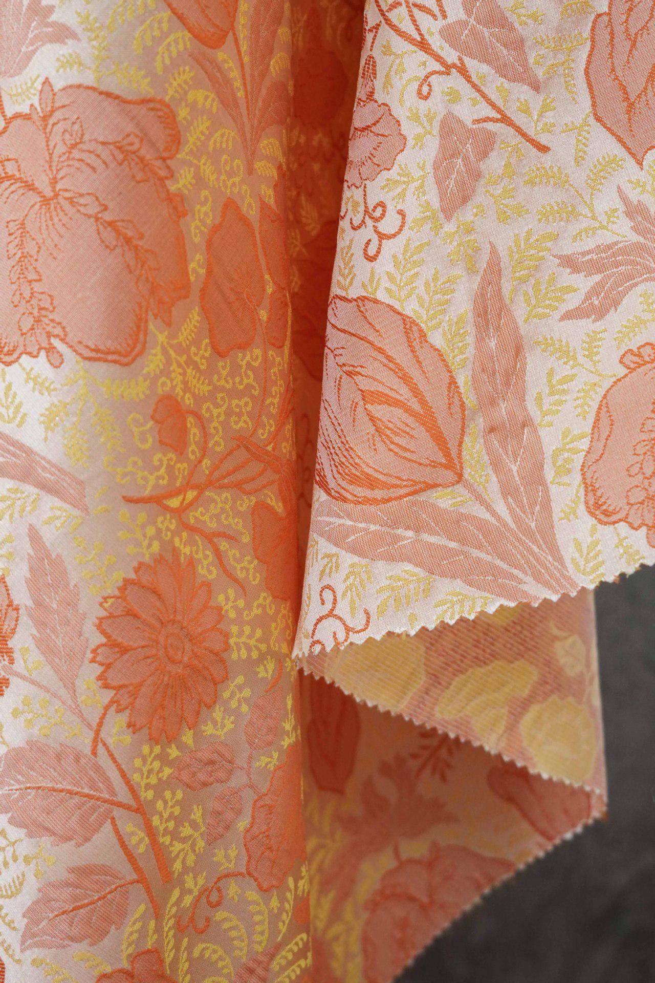 Tissu jacquard tissé rouge et jaune : revêtement d'ameublement à motif floral en relief 3D
