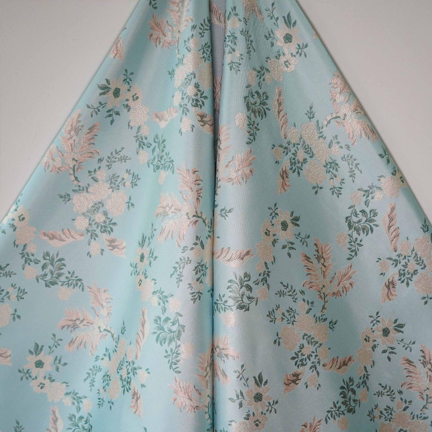 Tissu jacquard à motif floral : Lurex brillant tissé à motif floral 3D, 165 cm de large