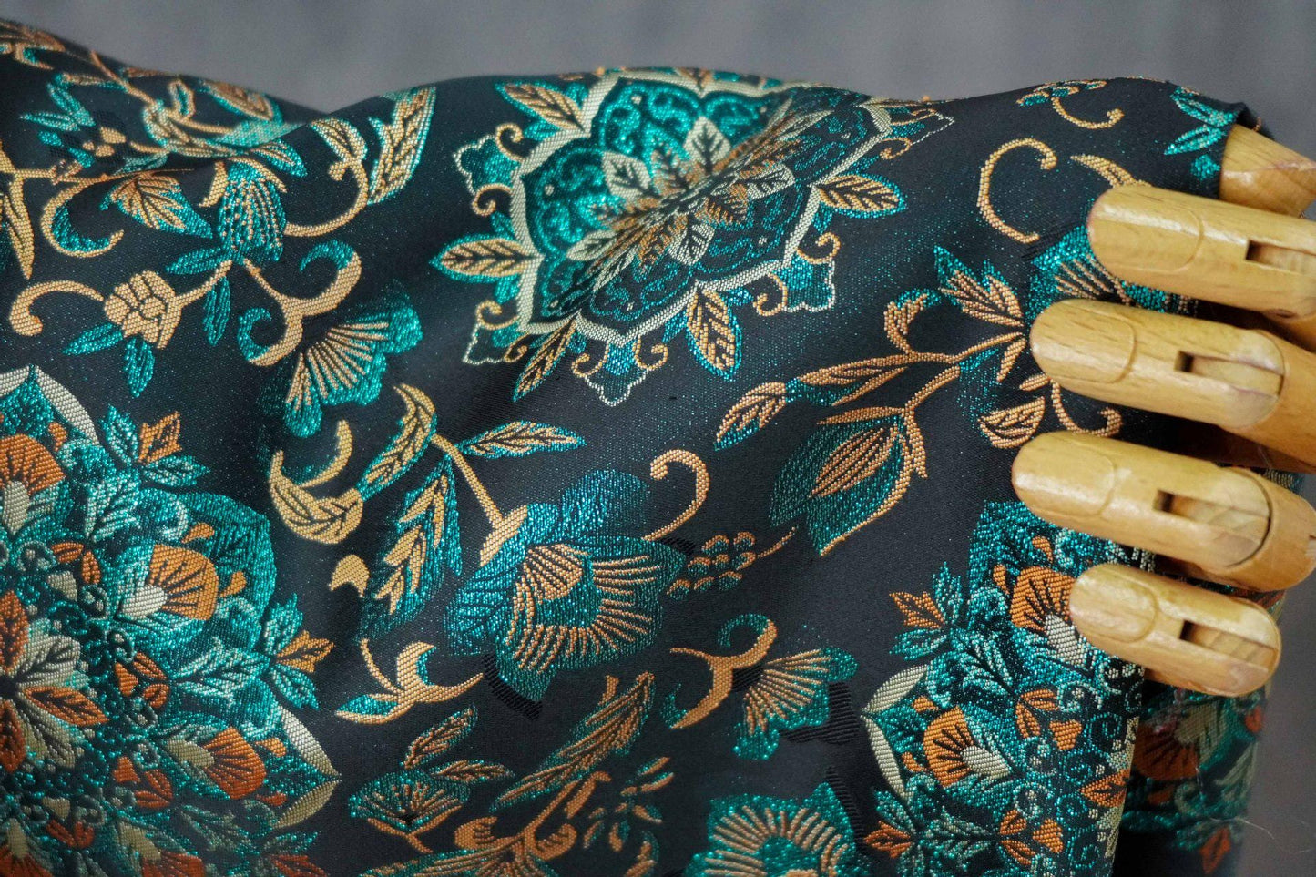 Jacquard floral irisé de luxe avec fils d'or ��� Mode et artisanat Fabr"Large