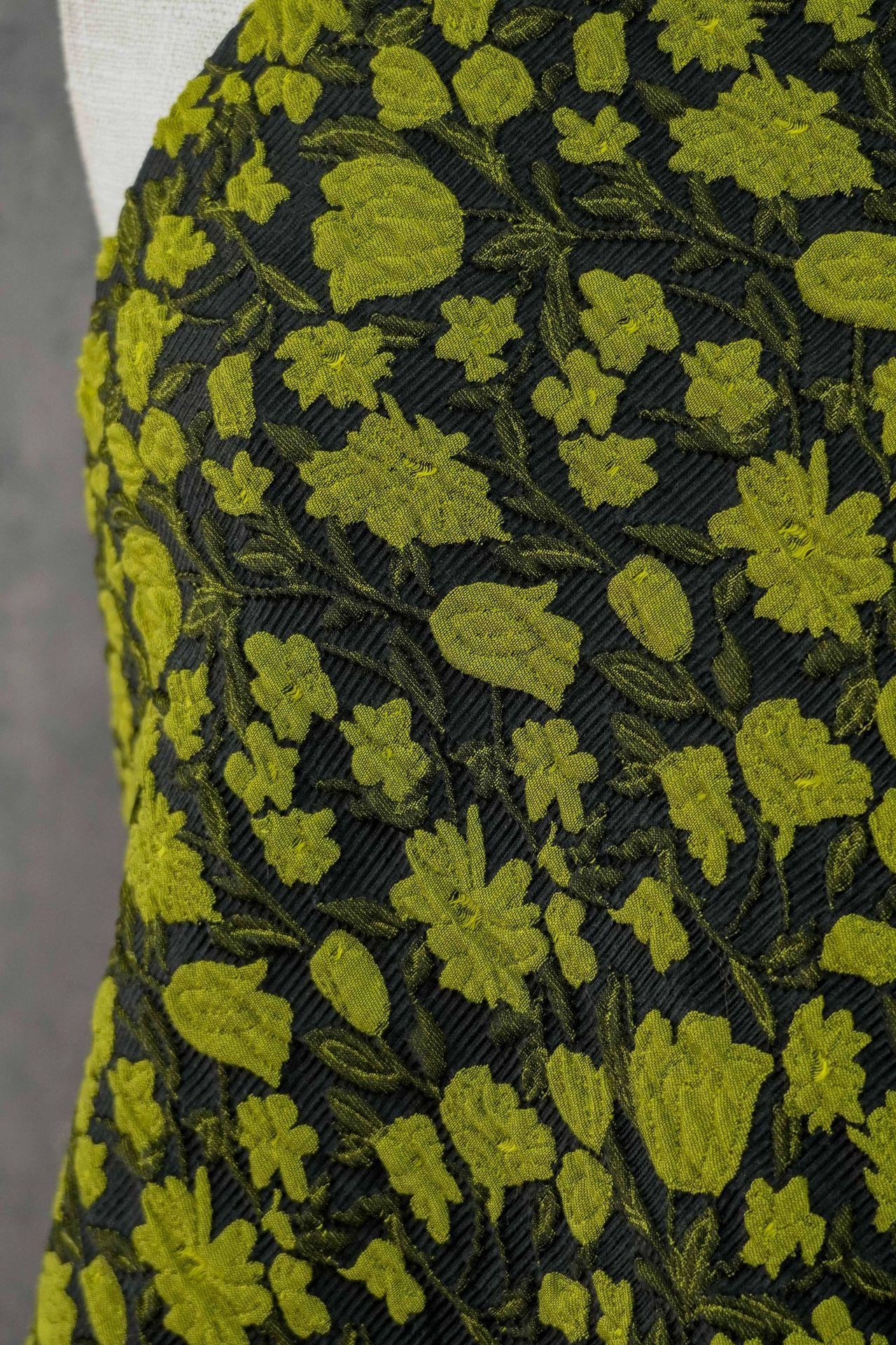 Tissu noir vintage gaufré à petits motifs floraux verts jacquard - Matériel de patchwork et de couture - Large