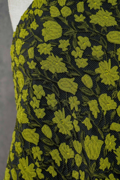 Tissu noir vintage gaufré à petits motifs floraux verts jacquard - Matériel de patchwork et de couture - Large
