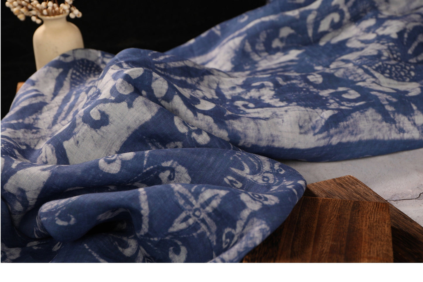 Tissu ramie imprimé totem bleu : fibre naturelle, 140 cm de large