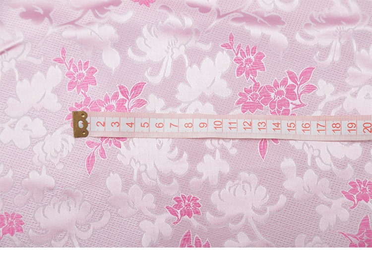 Tissu brocart à motifs floraux : rose et lilas, pour ameublement, costumes et décoration - 89 cm de large