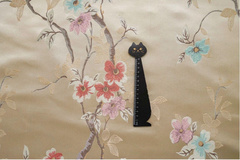 Tissu brocart Fleur de Prunier : Jacquard de rayonne champagne, 150 cm de large