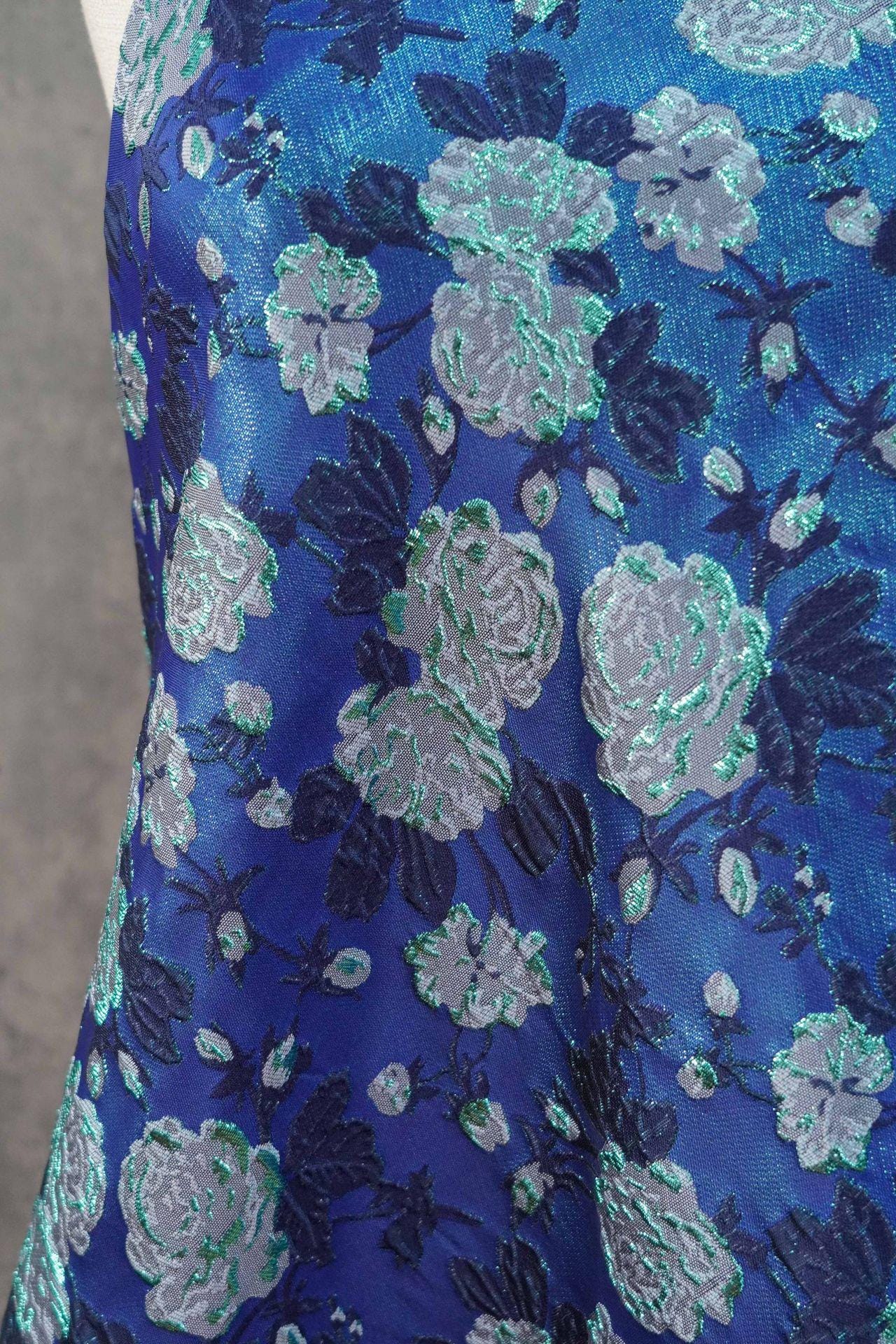 Tissu brocart jacquard vintage à roses bleues et fils dorés : matériel de couture pour projets DIY