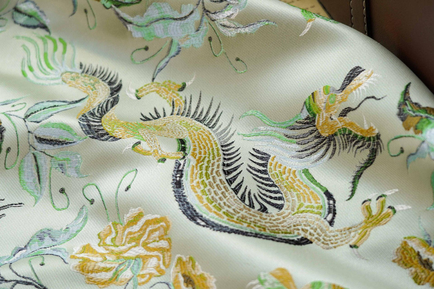 Tissu jacquard Turquoise Dragon : ameublement gaufré, costume, décoration (165 cm de large)