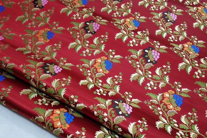 Tissu brocart à motifs floraux rouges : 25 % soie et rayonne, largeur : 74 cm