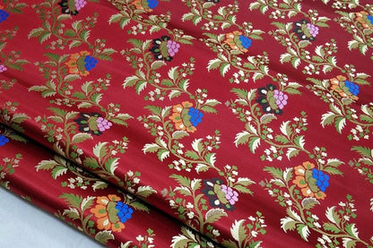 Tissu brocart à motifs floraux rouges : 25 % soie et rayonne, largeur : 74 cm