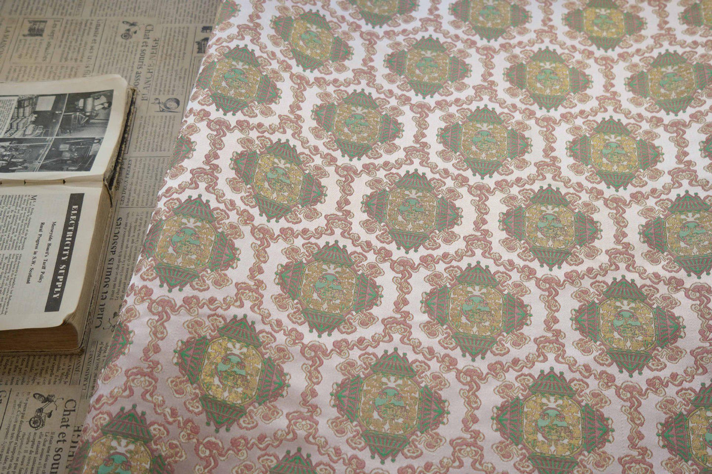 Tissu brocart Wishful : mélange soie-rayonne de 150 cm de large, pour la confection de cheongsams.