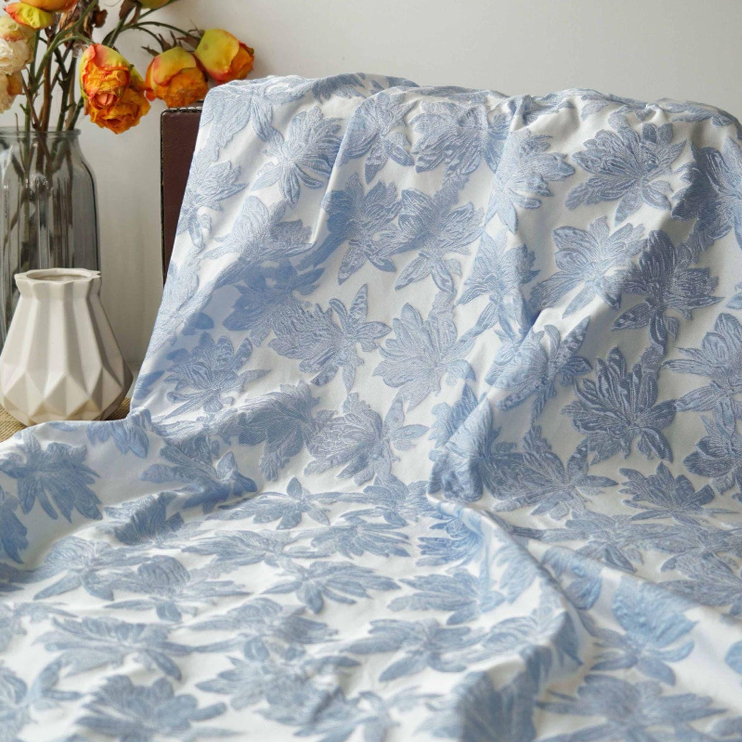 Tissu jacquard fleuri bleu clair : style vintage 3D, 160 cm de large