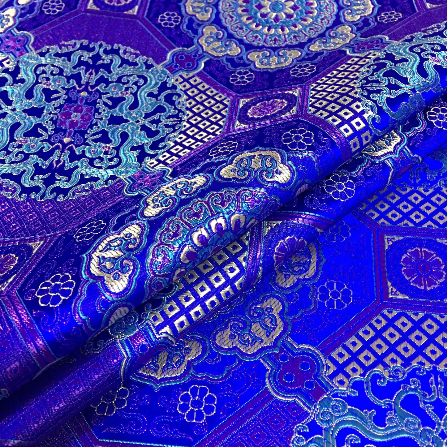 Tissu brodé Thangka : Mélange de soie et rayonne de bon augure, 75 cm de large, vendu au mètre