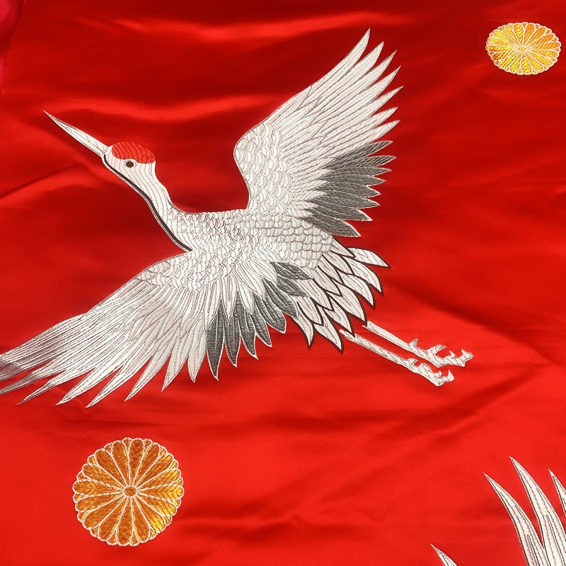 Tissu satiné damassé à motif de grues rouges : Ameublement et couture chinois (29,5 po de largeur)